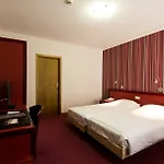 La Reine & Restaurant Hotel 4*