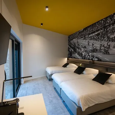 Hotel La Reine & Restaurant 4*
