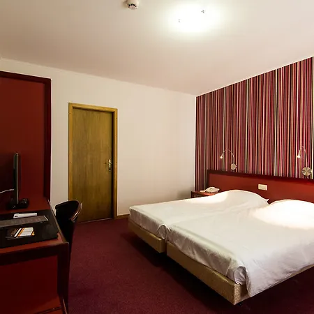 La Reine & Restaurant Hotel 4*