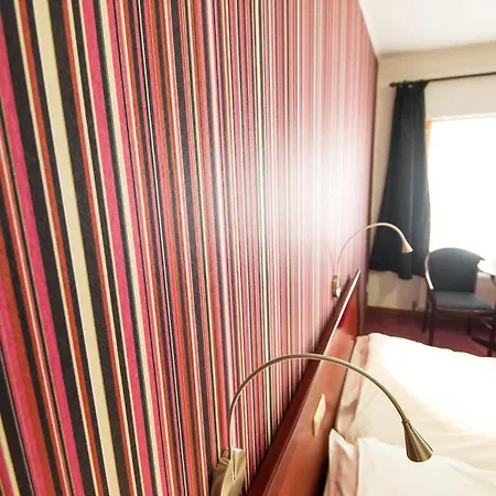 La Reine & Restaurant Hotell 4*