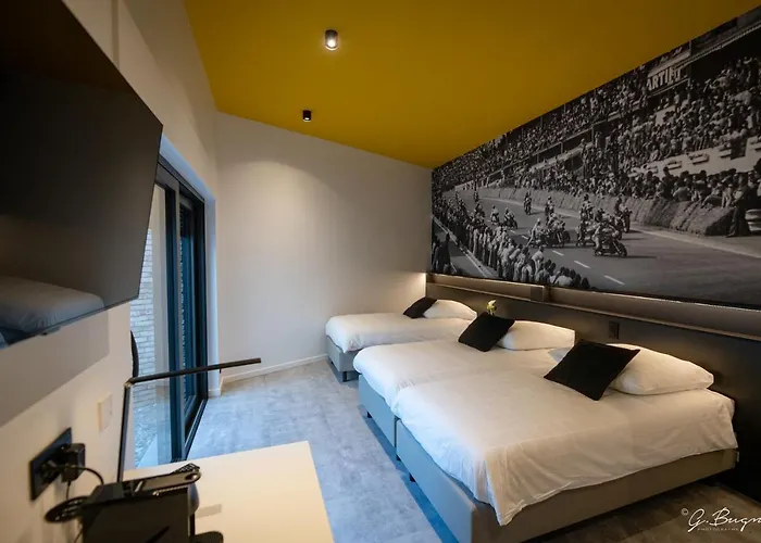 Hotel La Reine & Restaurant 4*