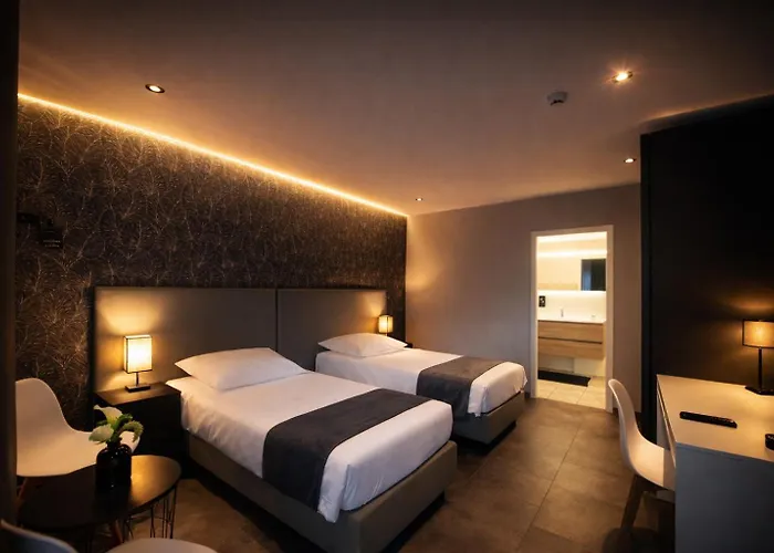 La Reine & Restaurant Hotel 4*