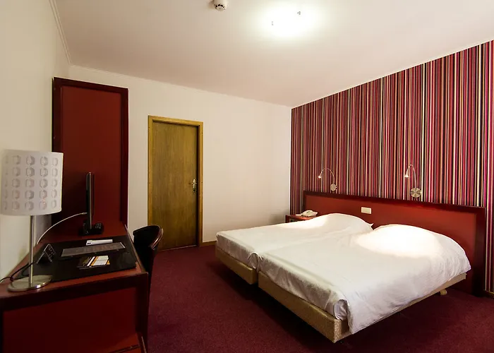 La Reine & Restaurant Hotel 4*