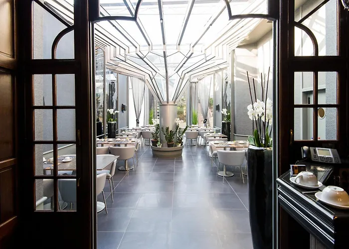 La Reine & Restaurant Hotel 4*